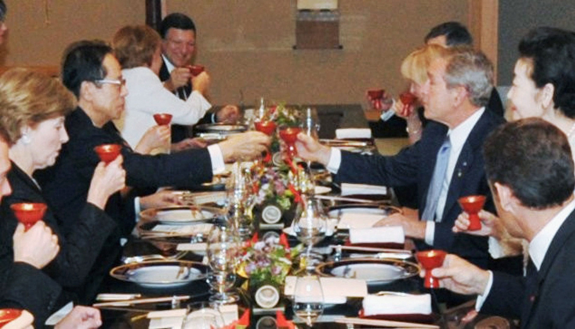Prime Minister Yasuo Fukuda raises a sake cup with U.S. President George W. Bush and other Group of Eight leaders at a welcome dinner at the Windsor Hotel Toya in the town of Toyako, Hokkaido, on July 7, 2008. | KYODO