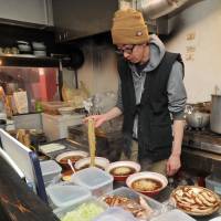 Naritaya Manager  Takuya Seki prepares bowls of noodles.  | YOSHIAKI MIURA