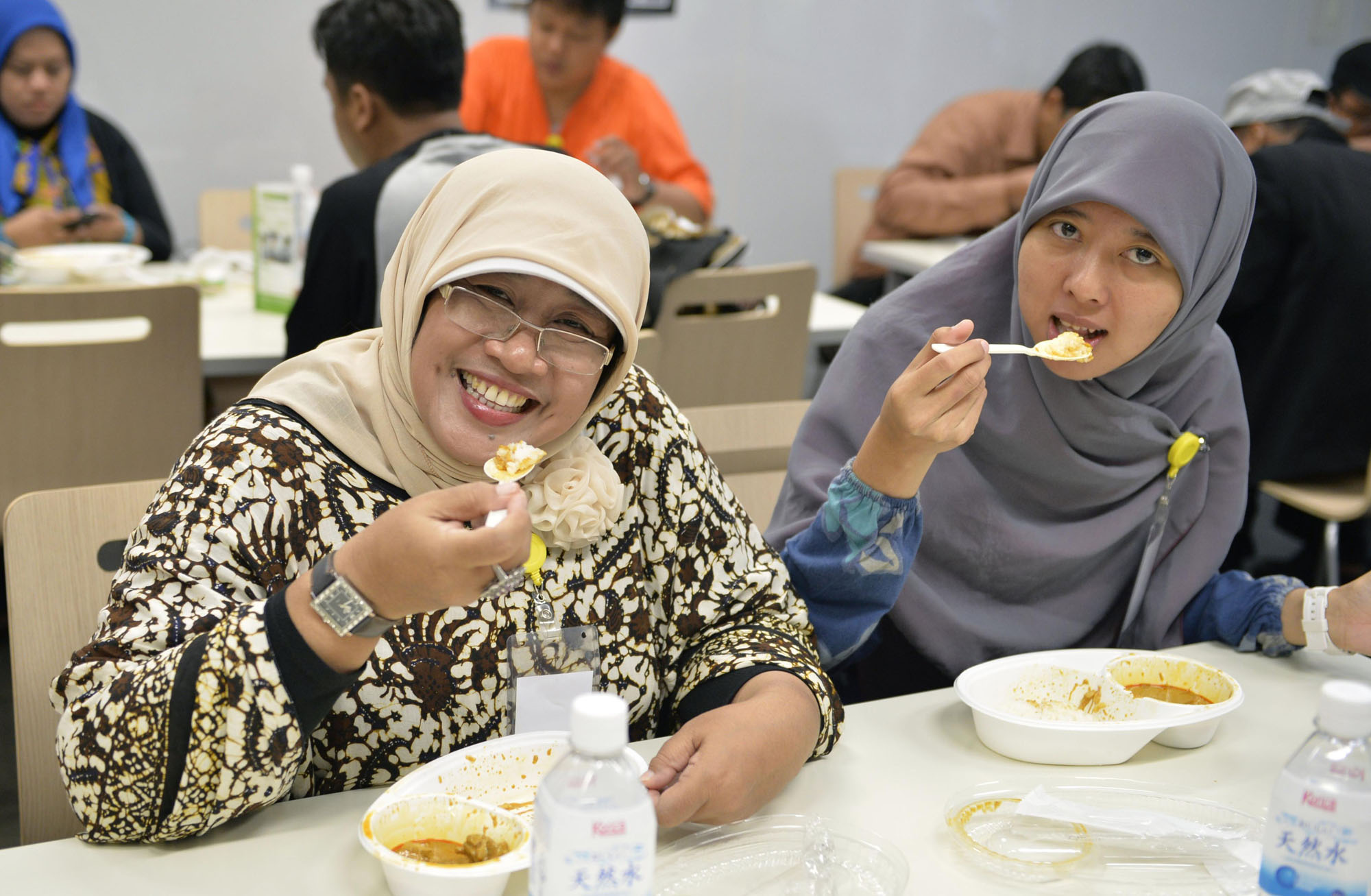 Happy together: Indonesian women eat halal lunches at a Tokyo university in June 2013. | KYODO