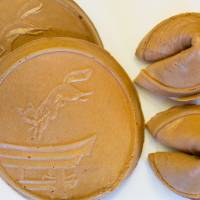Fortune cookies made by Souhonke Inariya look much like their American counterparts. | BENJAMIN PARKS