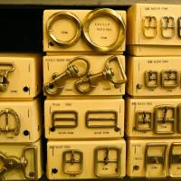 Sanyo Shokai sells buckles and other handbag hardware. | KIT NAGAMURA