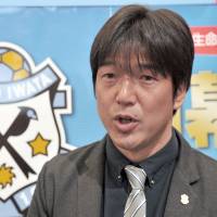 Manager Hiroshi Nanami has set an initial target of 40 points for Jubilo Iwata on their return to the J. League first division. | YOSHIAKI MIURA
