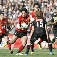 The Sunwolves\' Shota Horie carries the ball against the Lions on Saturday. | KYODO