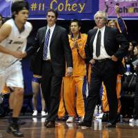 Former Tokyo Apache bench boss Bob Hill (right), seen in a January 2011 file photo, is back in the NBA as an assistant coach with the Phoenix Suns. | YOSHIAKI MIURA