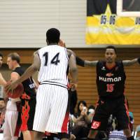 Veteran forward Mike Bell, seen playing defense for the Osaka Evessa in a file photo from February 2013, has made a big impact this season for the Shinshu Brave Warriors. | HIROAKI HAYASHI