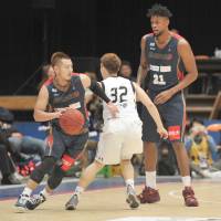 Yokohama B-Corsairs guard Kenji Yamada (left), seen in a Dec. 25 game against the Ryukyu Golden Kings, had 11 points and nine assists on Sunday in a 104-83 loss to the Niigata Albirex BB in Hiratsuka, Kanagawa Prefecture. | YOSHIAKI MIURA
