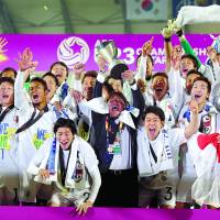 Makoto Teguramori lifts the trophy after Japan\'s victory in the Under-23 Asian Championship on Jan. 30, in Doha. | AFP-JIJI