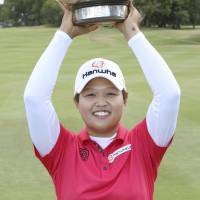 Harukyo Nomura lifts the Women\'s Australian Open trophy on Sunday. | KYODO