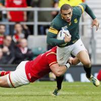 South Africa winger Bryan Habana tries to break through a Welsh tackle during the quarterfinals of the 2015 Rugby World Cup in England on Oct. 17. | KYODO