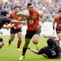 The Sunwolves\' Tusi Pisi moves with the ball against a Top League XV squad in a charity match on Saturday at Toyota Stadium in Toyota, Aichi Prefecture. The Sunwolves, who are preparing for their inaugural Super Rugby season, earned a 52-24 victory. | KYODO