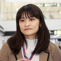 Ten-time world champion wrestler Kaori Icho shows off her silver medal after returning to Japan on Monday from the Golden Grand Prix Ivan Yarygin in Russia. | KYODO