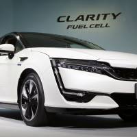Honda Motor Co. President and Chief Executive Takahiro Hachigo unveils the Clarity at the automaker\'s headquarters in Tokyo on Thursday. The company is initially seeking to lease it to government and business users, and will sell it from next year. | AP
