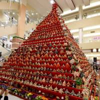 A 7-meter high pyramid of traditional \"hina\" dolls at a shopping mall in front of Konosu Station in Saitama Prefecture. | AFP-JIJI