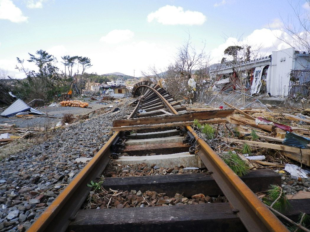 A spiraled train rail in Ooya district, Mishima, Motoyoshi-cho, Kesennuma, on March 25, 2011. | RIAS ARK MUSEUM OF ART