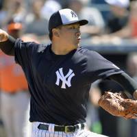 Yankees hurler Masahiro Tanaka pitches on Friday in Tampa, Florida. | KYODO