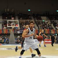 Ryukyu guard Ryuichi Kishimoto, seen in a file photo from December, had 18 points in the Golden Kings\' 103-82 road victory over the Oita Ehime HeatDevils on Saturday. | YOSHIAKI MIURA