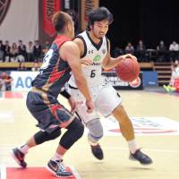 Ryukyu guard Shigeyuki Kinjo, seen in a December 2015 file photo, is a capable scorer, hard-nosed defender and valuable mentor for the team\'s younger players. | YOSHIAKI MIURA