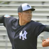Yankees right-hander Masahiro Tanaka pitches during a simulated game on Wednesday in Tampa, Florida. | KYODO