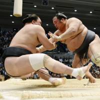 Toyonoshima (right) outmuscles Harumafuji on Tuesday at the Spring Grand Sumo Tournament in Osaka. | KYODO
