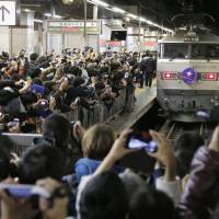 Rail fans line the platform to watch East Japan Railway Co.\'s Cassiopeia sleeper train arrive for the final time at JR Ueno Station in Tokyo on Monday. The train\'s arrival marked the last return journey between Sapporo and Tokyo &#8212; and the end of an era. | KYODO