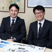 From left, Shingo Chisaka, an executive officer in charge of structure design at Starts CAM, and Tsutomu Nakanishi, who also oversees structure design at Starts CAM スターツCAM建設統括本部設計部の千坂真吾取締役とスターツCAM設計統括の中西力氏 | NATSUKO HIROKANE