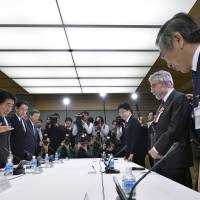 Economist Paul Krugman (right) is greeted by Prime Minister Shinzo Abe (left) at a meeting at the prime minister\'s official residence in Tokyo on March 22. | REUTERS