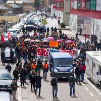 People gather near the border station Brenner\"between Austria and Italy on Sunday to protest planned border controls. | JOHANN GRODER / EXPA / APA / AFP-JIJI