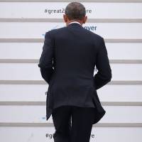 U.S. President Barack Obama boards Air Force One on the tarmac at Hanover Airport near Hanover, Germany, on Monday. | AFP-JIJI