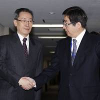 Wu Dawei (left), the Chinese Foreign Ministry\'s special representative for Korean Peninsula Affairs, is greeted by Kimihiro Ishikane, the Foreign Ministry\'s director-general of the Asian and Oceanian Affairs Bureau, before a meeting at the Foreign Ministry in Tokyo on Tuesday. | AP