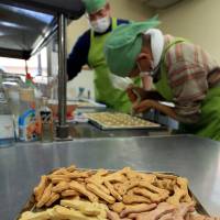 A facility in Shima, Mie Prefecture, employing disabled people produces dog cookies that contain local seaweed. | CHUNICHI SHIMBUN