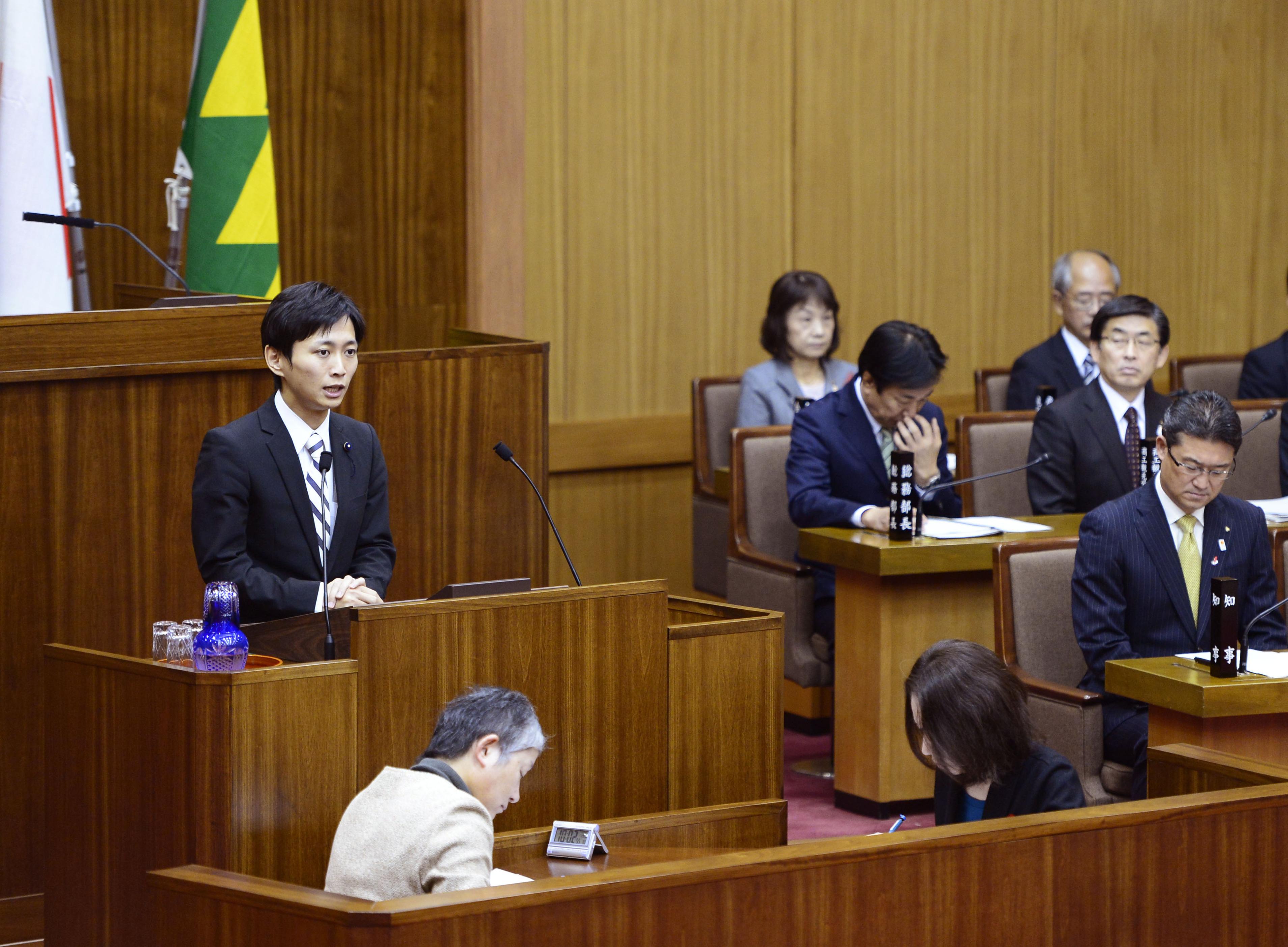 Tomonori Kiyoyama asks questions during a plenary session of the Miyazaki Prefectural Assembly in November. | KYODO