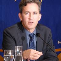 U.N. Special Rapporteur David Kaye speaks at a news conference at the Foreign Correspondents\' Club of Japan in Tokyo on Tuesday. | SHUSUKE MURAI