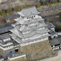 Himeji Castle in Hyogo Prefecture attracted a record 2.87 million visitors in fiscal 2015. | KYODO
