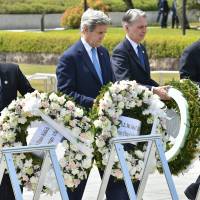 Foreign Minister Fumio Kishida, U.S. Secretary of State John Kerry, British Foreign Secretary Philip Hammond and Canadian Foreign Minister Stephane Dion offer wreaths at the Hiroshima Peace Memorial Park on the sidelines of the G-7 foreign ministers\' meeting in the city Monday. | AFP-JIJI
