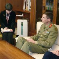 Defense Minister Gen Nakatani and Australian Army chief Lt. Gen. Angus Campbell meet at the Defense Ministry in Tokyo on Monday. | KYODO