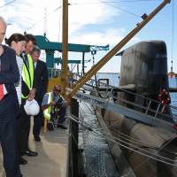 Australian Prime Minister Malcolm Turnbull) looks at a Collins-class submarine at a naval shipyard in Adelaide on Tuesday after announcing that French contractor DCNS bested rivals from Germany and Japan for a multibillion dollar contract to design and build Australia\'s next generation of submarines. | AFP-JIJI