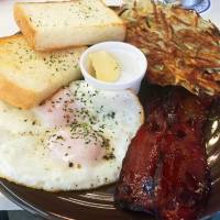 Nagoya\'s best brunch?: Early Bird\'s breakfast plate comes with eggs, toast, bacon and a hash brown. | ADAM MILLER