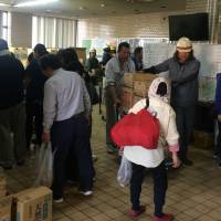 People line up at an evacuation center in Mashiki, Kumamoto Prefecture, after two major quakes had struck the area. | DAISUKE KIKUCHI