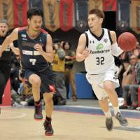 Ryukyu guard Morihisa Yamauchi (32), seen in a file photo from earlier this season, has helped the title-chasing team win 15 straight games. | YOSHIAKI MIURA