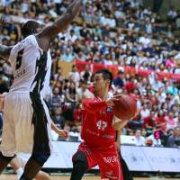 Hamamatsu guard Tasuku Namizato, seen facing NBL squad Aisin in a preseason game, had 12 points and five assists on Sunday against Ryukyu. | KIYOSHI MIO