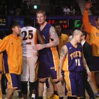 Robert Swift (center) is seen with his Tokyo Apache teammates after a one-point win over the Takamatsu Five Arrows on Jan. 19, 2011, at Yoyogi National Gymnasium No. 2. | KAZ NAGATSUKA