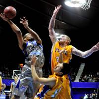 Former NBA center Robert Swift, seen playing defense for the Tokyo Apache against the Shimane Susanoo Magic on Jan. 8, 2011, says playing stellar defense is a nonstop focus for him | YOSHIAKI MIURA