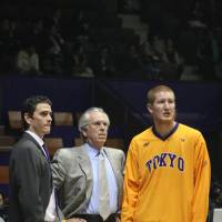 Bob Hill (center) coached Robert Swift, a first-round NBA draft pick, on the Tokyo Apache during the 2010-11 season after mentoring him as the Seattle SuperSonics bench boss from 2005-07. Casey Hill, Bob\'s son, seen while serving as Tokyo assistant during the team\'s last bj-league season, is now the head man for the NBA Development League\'s Santa Cruz Warriors. | KAZ NAGATSUKA