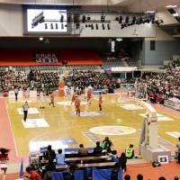 The Chiba Jets play the Kumamoto Volters at Funabashi Arena in late February. | KAZ NAGATSUKA