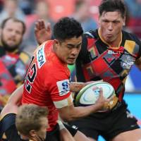The Sunwolves\' Yu Tamura runs at the Southern Kings defense during their match on Saturday. | KYODO