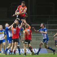 The Sunwolves\' Thomas Leonardi (center) catches the ball in a lineout during his team\'s Super Rugby match against the Stormers in Cape Town. | AFP-JIJI