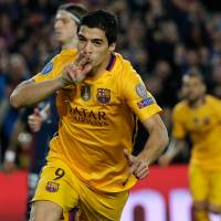Barcelona’s Luis Suarez celebrates after scoring his second goal during his club’s win over Atletico on Tuesday. Suarez scores twice as Barcelona rallies past Atletico