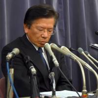 Mitsubishi Motors Corp. President Tetsuro Aikawa (left) and Osamu Masuko attend a news conference at the Land, Infrastructure, Transport and Tourism Ministry on Wednesday. | SATOKO KAWASAKI