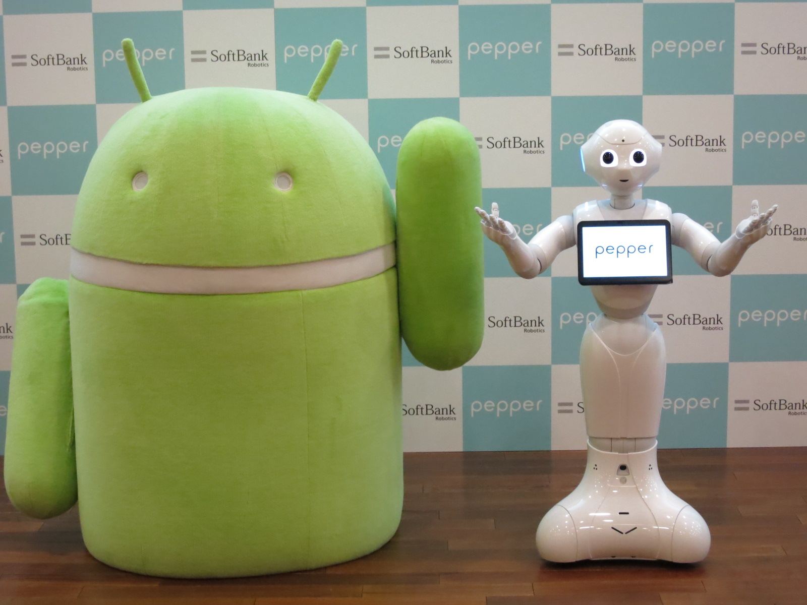 Android's Bugdroid mascot (left) poses with SoftBank Corp.'s Pepper robot at the company's headquarters in Tokyo on Thursday. The event was held to demonstrate Pepper's compatibility with Android software. | KAZUAKI NAGATA