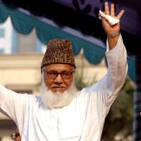 Moulana Motiur Rahman Nizami, chief of the Jamaat-e-Islami, Bangladesh\'s biggest Islamic Political Party and an alliance of the ruling Bangladesh Nationalist Party, waves to his supporters during a rally in Dhaka in 2006. He was hanged early Wednesday. | REUTERS